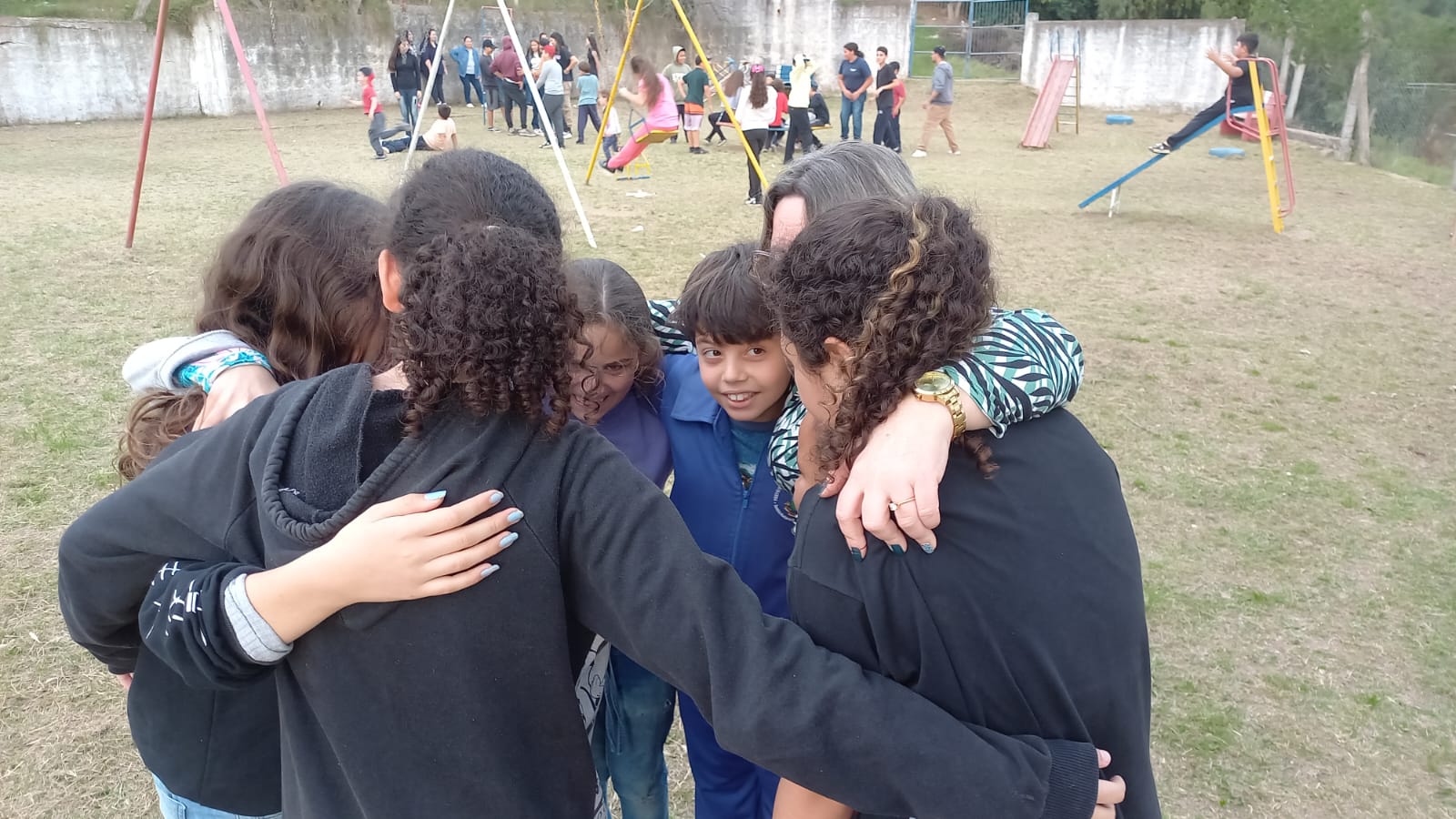 Psicólogas da área da educação promovem ação especial no Dia Nacional do Abraço em Pinheiro Machado